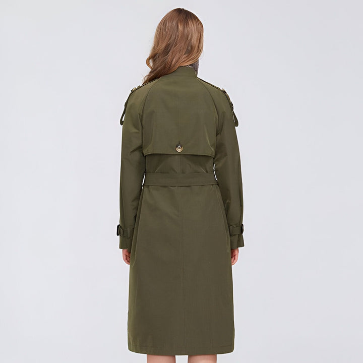 Dos d'un manteau trench-coat kaki avec ceinture, un article de style kimono.
