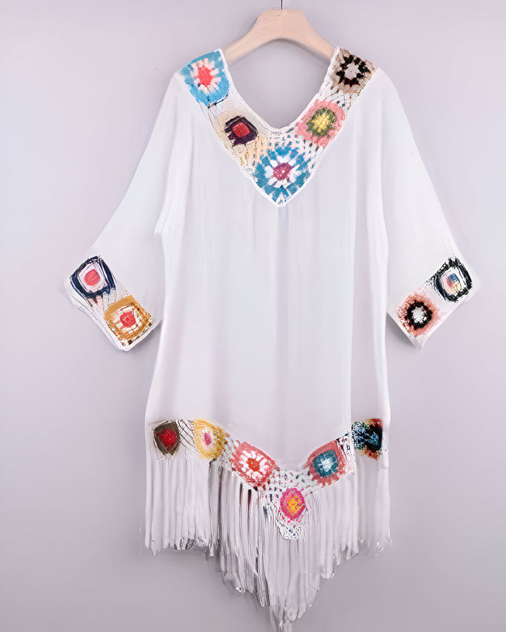 Kimono blanc à franges et motifs colorés au crochet. Vêtements de plage d'été, style bohème. Disponible dans notre boutique de kimonos.