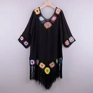Kimono noir avec motifs floraux colorés crochetés. Vêtement ample, idéal comme peignoir ou veste légère. Collection de kimonos artisanaux.
