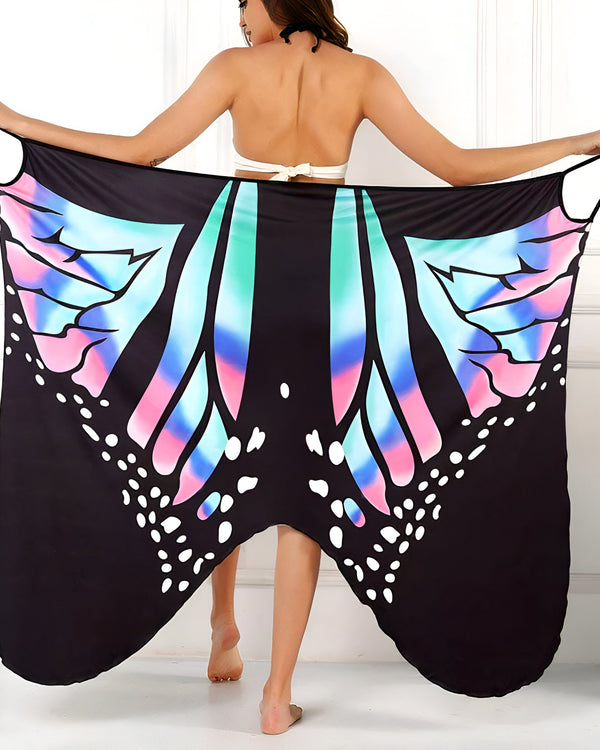 Femme portant un kimono en forme d'ailes de papillon. Ailes noires avec des couleurs bleu, rose et vert. Kimonos de plage à la mode.