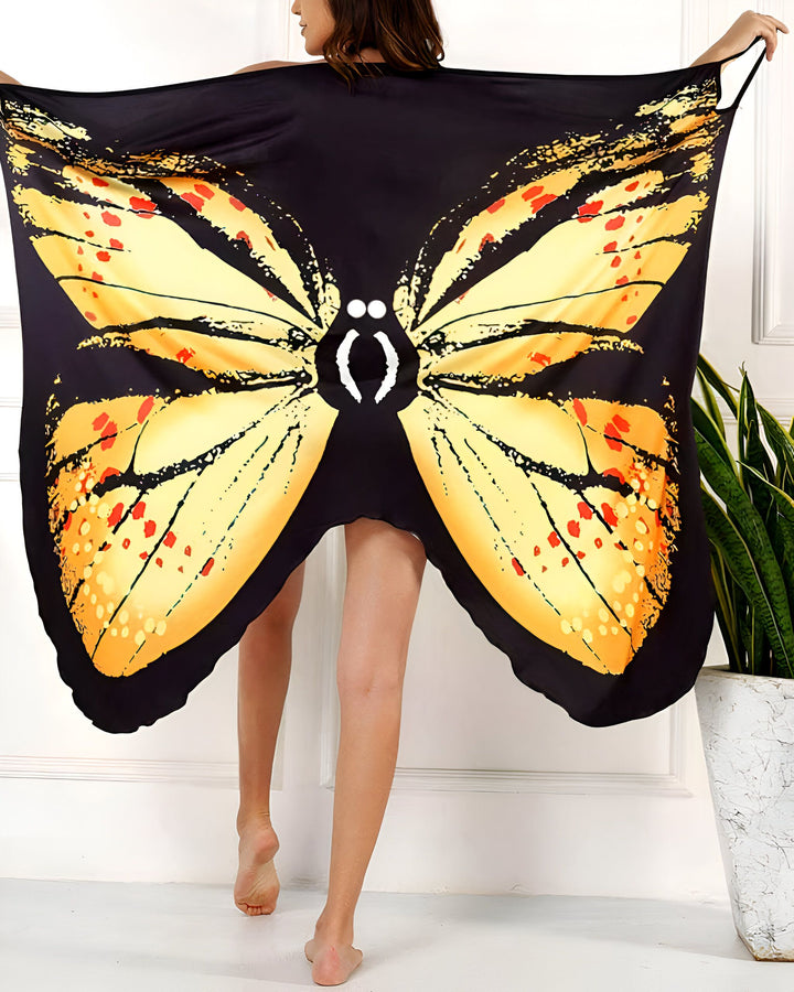 Femme portant un kimono noir avec un imprimé ailes de papillon jaune et orange. Vêtement tendance pour la plage ou la maison. Collection de kimonos.