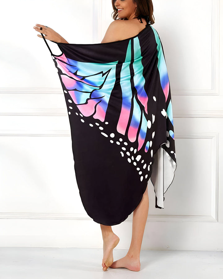 Femme portant un kimono motif ailes de papillon. Kimono noir avec détails colorés rose, bleu et blanc. Vêtements kimono élégants et confortables.
