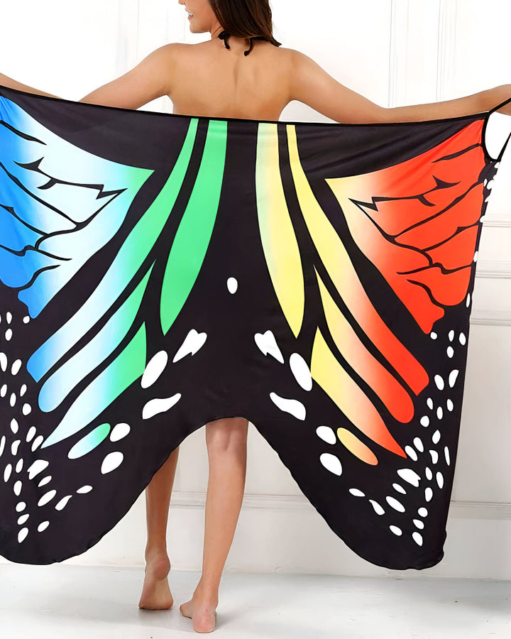 Femme portant un kimono motif ailes de papillon colorées. Kimono estival ample et léger. Vêtements de plage confortables. Collection de kimonos pour femmes. Style bohème chic pour l'été.