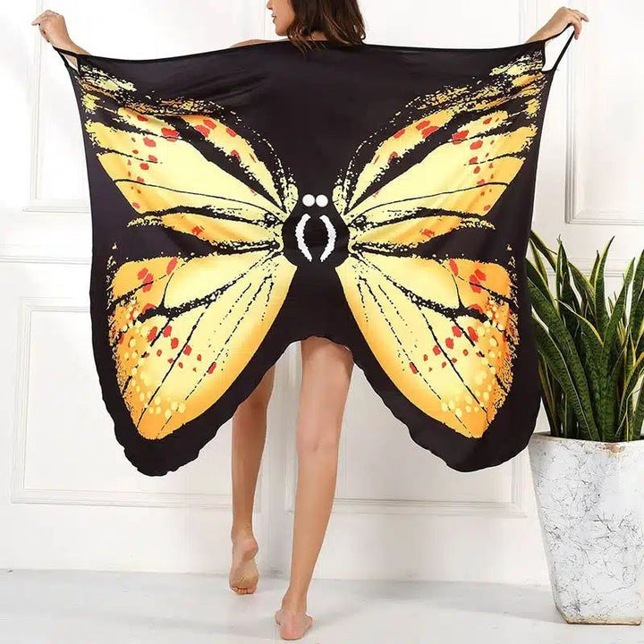 Femme portant un kimono avec un motif d'ailes de papillon jaune et noir. Vêtements de plage originaux. Collection de kimonos pour femmes.