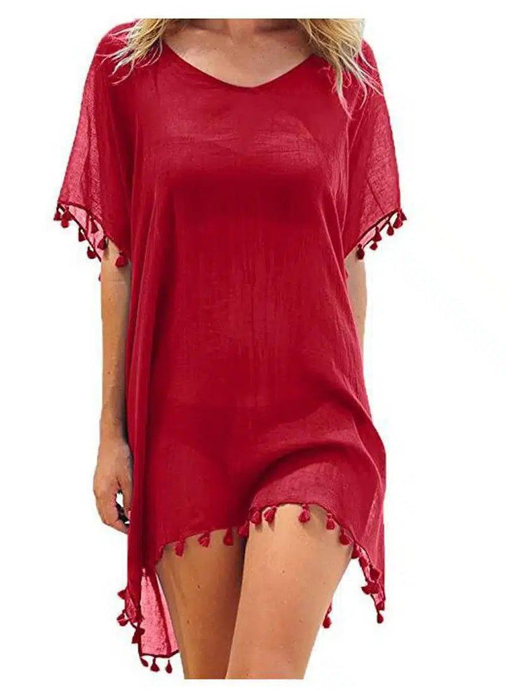 Kimono rouge à pompons pour femme. Vêtement d'été léger et élégant, idéal comme couverture de plage. Disponible dans notre collection de kimonos de qualité.
