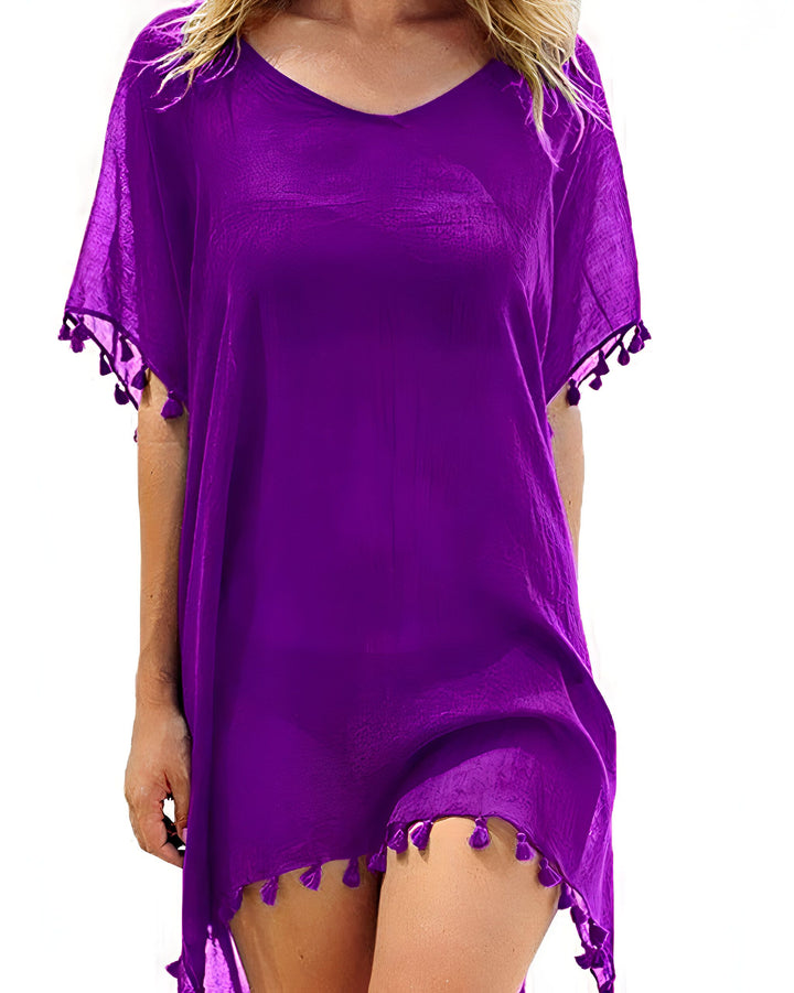 Kimono violet avec des pompons décoratifs. Idéal comme vêtement de plage ou pour une tenue d'été décontractée. Découvrez notre collection de kimonos uniques.