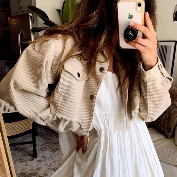 Femme prenant un selfie, portant un kimono beige en velours côtelé et une robe blanche légère. Vêtements style kimono à la mode.