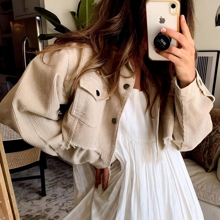 Femme prenant un selfie, portant un kimono beige en velours côtelé et une robe blanche légère. Vêtements style kimono à la mode.