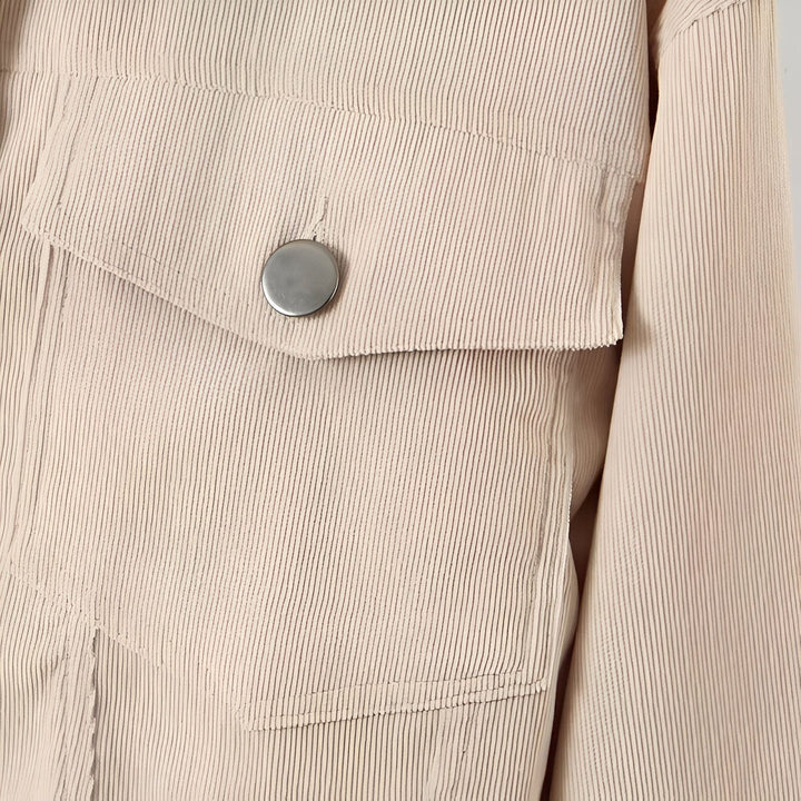 Détail d'un kimono en velours côtelé beige clair. Poche plaquée avec bouton rond. Parfait pour un look tendance et confortable. Découvrez notre collection de kimonos uniques.