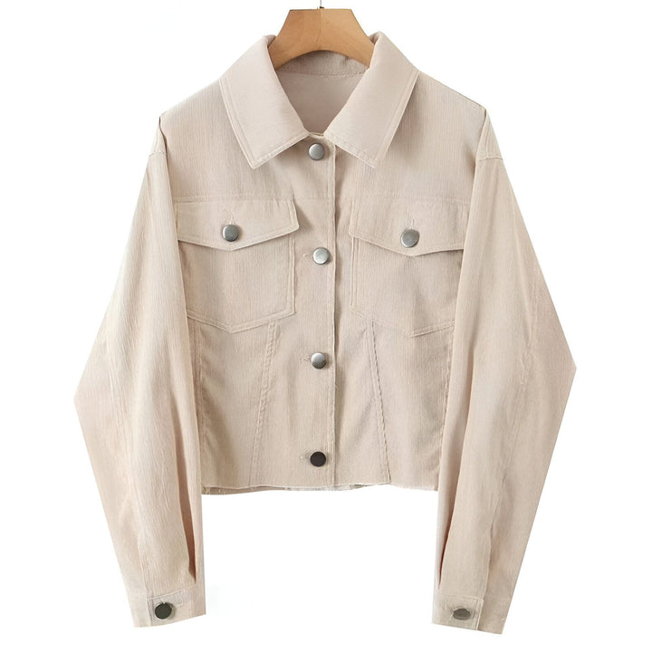 Veste kimono courte beige en velours côtelé avec boutons et poches. Vêtement de dessus confortable et tendance.