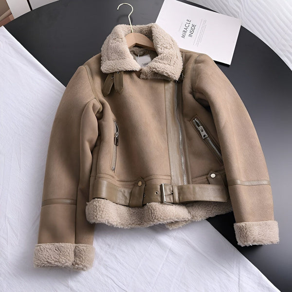 Veste aviateur marron clair avec col et doublure en fausse fourrure. Fermeture éclair asymétrique, poches zippées et ceinture à boucle. Élégance et confort pour l'hiver.