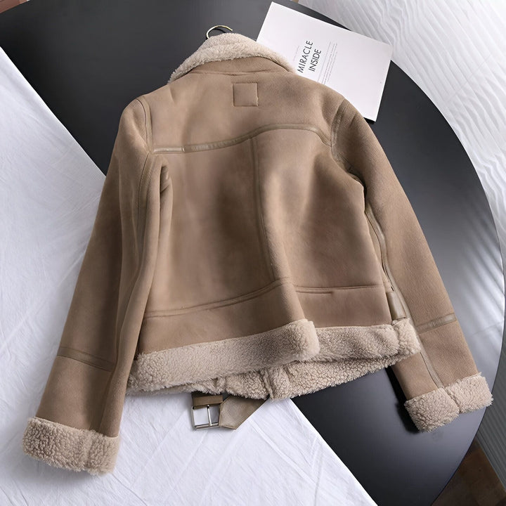 Veste d'aviateur marron clair avec doublure en fausse fourrure. Détails de ceinture et de boucle. Idéale pour un look décontracté et confortable. Découvrez notre collection de kimonos et vestes.