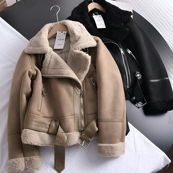Deux vestes d'hiver style aviateur, une beige et une noire, avec col et doublure en fausse fourrure. Vêtements chauds et tendance pour la saison froide.