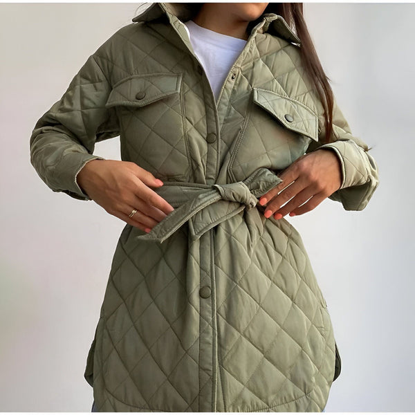 Veste kimono matelassée kaki avec ceinture nouée. Style décontracté et élégant, idéal pour toutes les saisons. Découvrez notre collection de kimonos uniques.