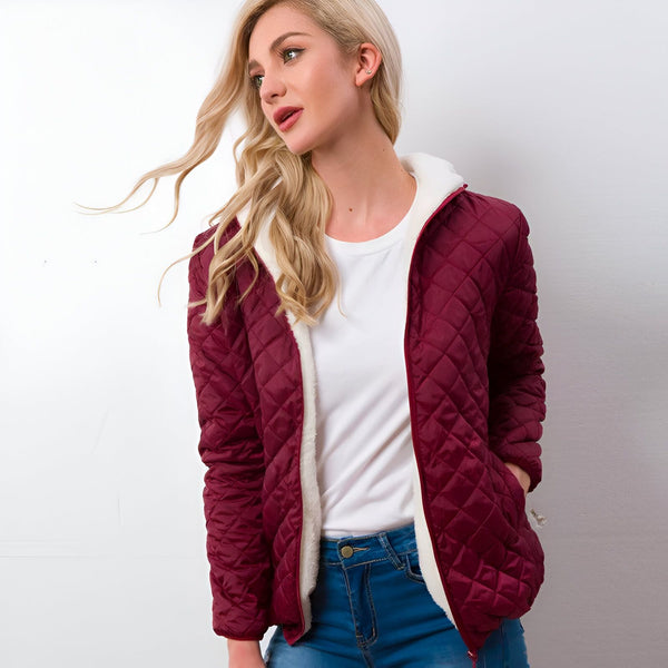 Femme blonde portant un kimono matelassé bordeaux avec doublure en fausse fourrure blanche. Boutique en ligne de kimonos et vêtements d'inspiration japonaise.