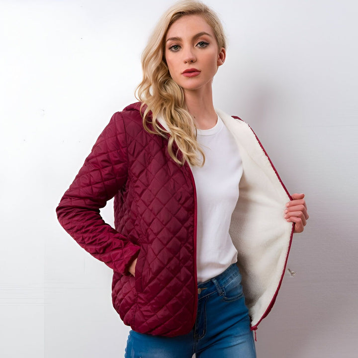 Femme blonde portant une veste kimono matelassée bordeaux avec doublure en fausse fourrure blanche. Veste kimono chaude et élégante.