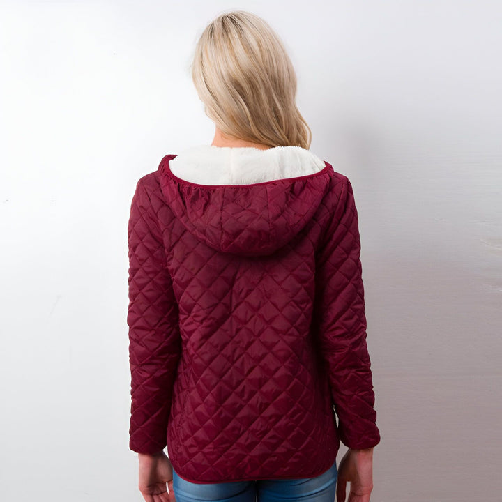 Veste kimono matelassée bordeaux avec capuche doublée en fausse fourrure blanche, vue de dos. Idéal pour un style japonais moderne et confortable.