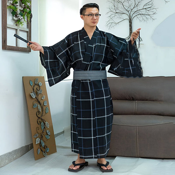 Homme en kimono à carreaux noir et blanc, tenant un éventail. Vente de kimonos japonais traditionnels et modernes.