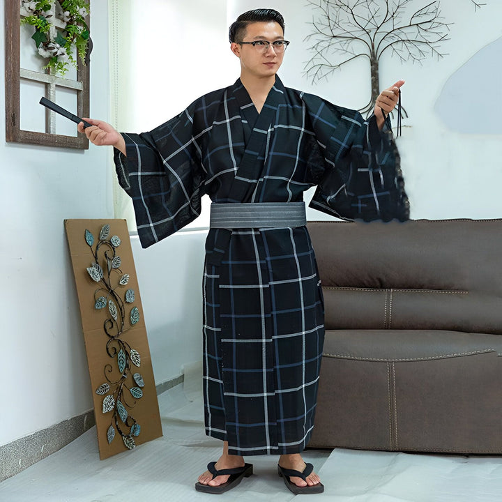 Homme en kimono à carreaux noir et blanc, tenant un éventail. Vente de kimonos japonais traditionnels et modernes.