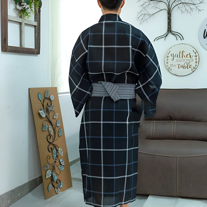 Homme portant un kimono japonais à carreaux noirs et blancs, noué avec une ceinture grise. Vêtement traditionnel en vente.
