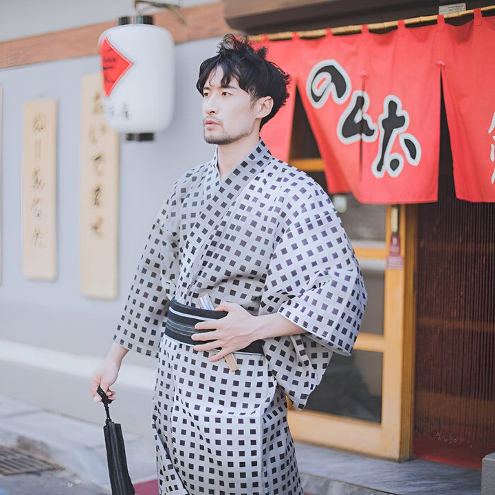 Homme portant un kimono traditionnel japonais à carreaux. Vente de kimonos pour hommes, yukata japonais, vêtements japonais traditionnels. Boutique de kimonos en ligne.