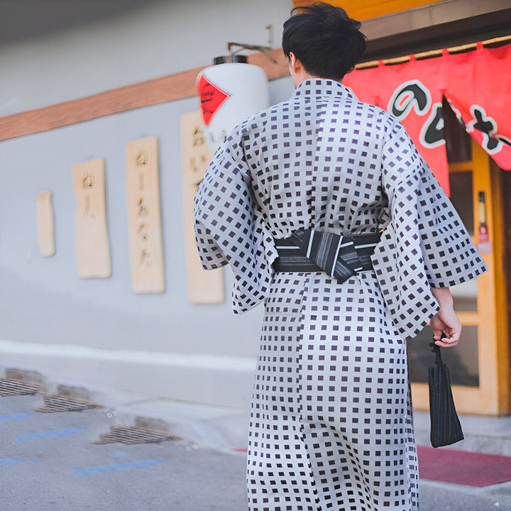 Homme portant un kimono japonais à carreaux gris et noirs. Vente de kimonos traditionnels et modernes. Mode japonaise authentique.