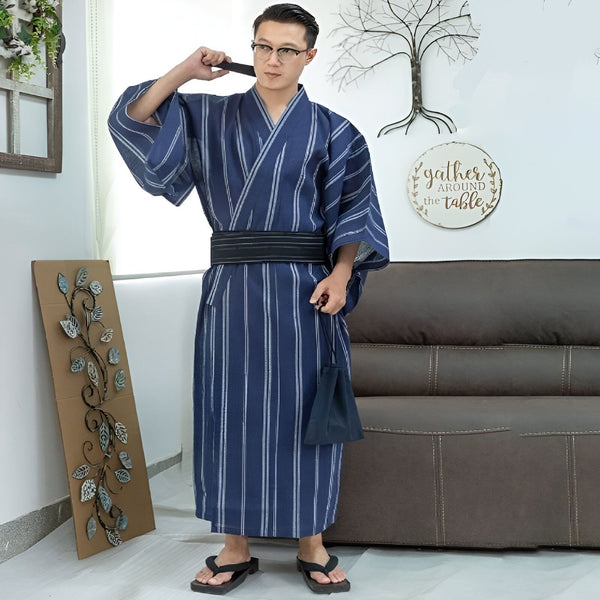 Homme portant un kimono japonais rayé bleu et blanc avec une ceinture noire et des sandales traditionnelles. Vêtements traditionnels japonais en vente.