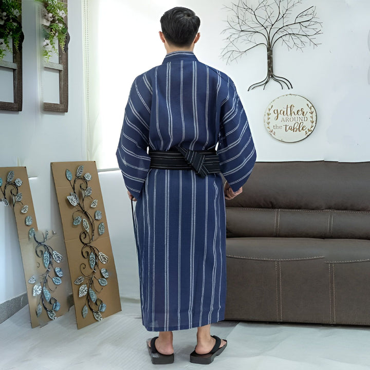 Homme de dos portant un kimono japonais bleu rayé avec une ceinture noire obi. Vente de kimonos authentiques en ligne.