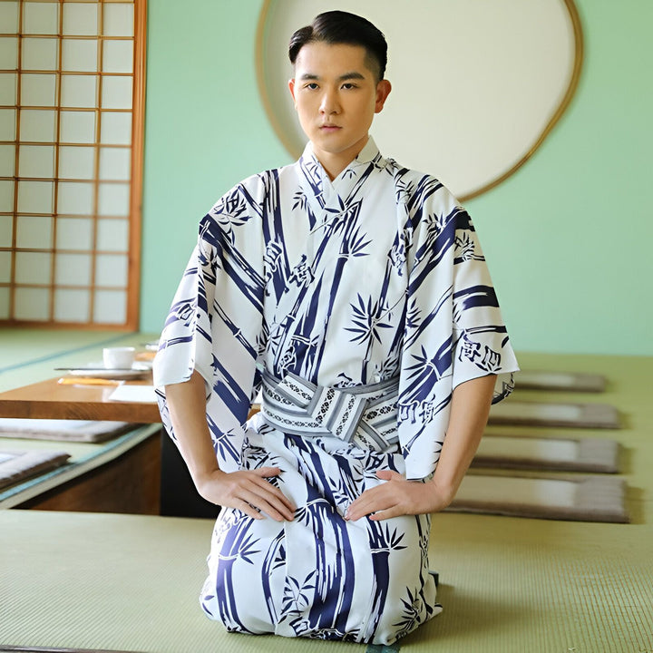 Homme portant un kimono japonais blanc et bleu marine avec un motif de bambou. Kimono traditionnel à vendre. Mode japonaise.