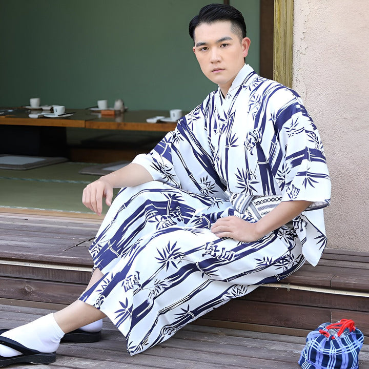 Homme portant un kimono yukata blanc à motifs de bambous bleus. Vente de kimonos et vêtements traditionnels japonais pour hommes et femmes.