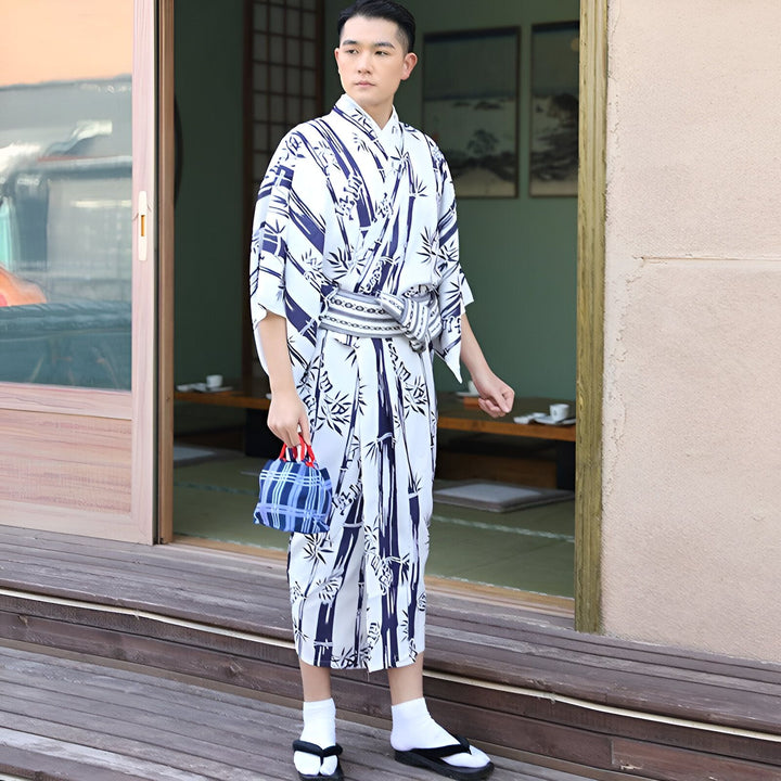 Homme portant un kimono japonais traditionnel blanc et bleu, accessoire sac bleu à carreaux. Vente de kimonos authentiques.