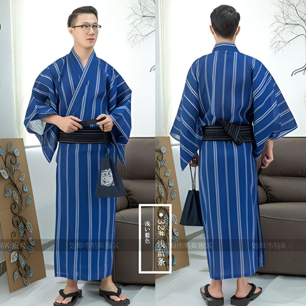 Homme portant un kimono japonais bleu rayé. Vues de face et de dos, mettant en valeur le style traditionnel et les détails du vêtement. Kimono disponible à l'achat.