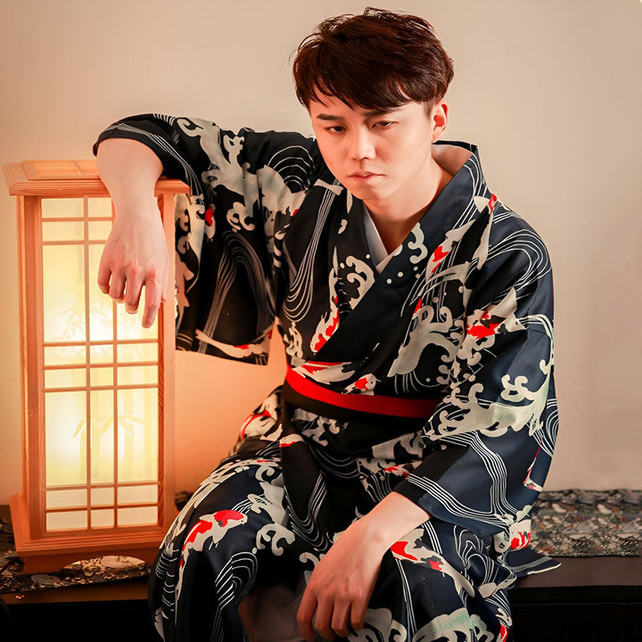 Homme portant un kimono japonais traditionnel noir et blanc avec motifs, ceinture rouge. Vente de kimonos en ligne.