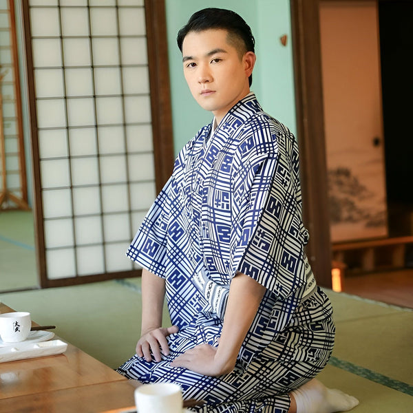 Homme asiatique portant un kimono traditionnel bleu et blanc. Vente de kimonos authentiques japonais. Découvrez notre collection de kimonos pour hommes et femmes.