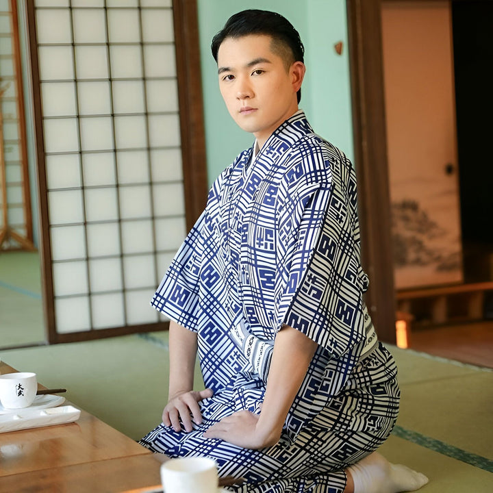 Homme asiatique portant un kimono traditionnel bleu et blanc. Vente de kimonos authentiques japonais. Découvrez notre collection de kimonos pour hommes et femmes.