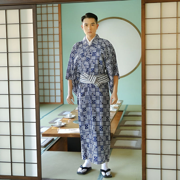 Homme portant un kimono japonais traditionnel bleu et blanc à motifs. Vente de kimonos authentiques pour hommes et femmes. Découvrez notre collection exclusive.