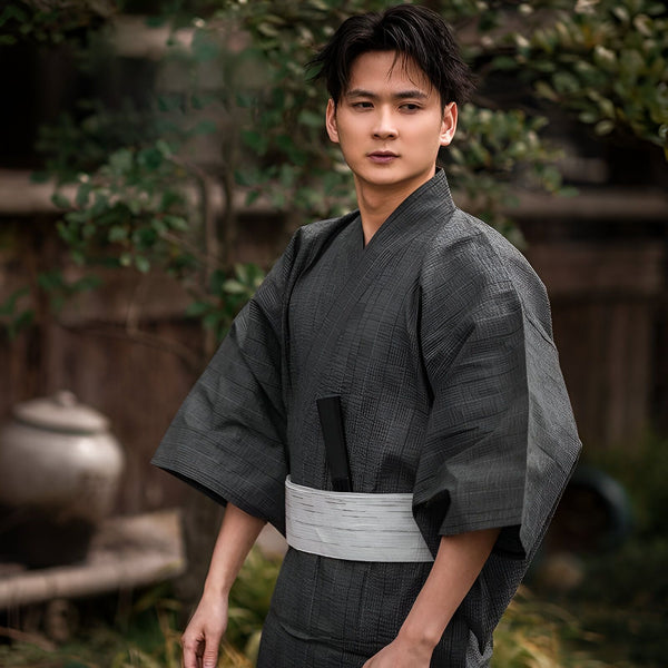 Homme portant un kimono japonais traditionnel gris avec une ceinture obi blanche. Vêtements japonais à la mode. Kimonos de haute qualité à vendre.