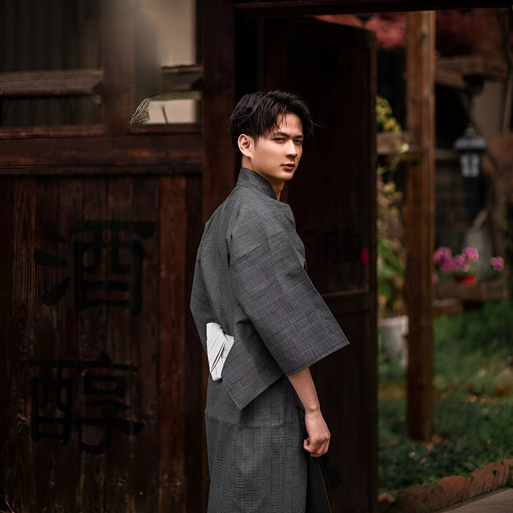Homme portant un kimono gris traditionnel. Vêtements japonais authentiques pour hommes. Découvrez notre collection de kimonos.