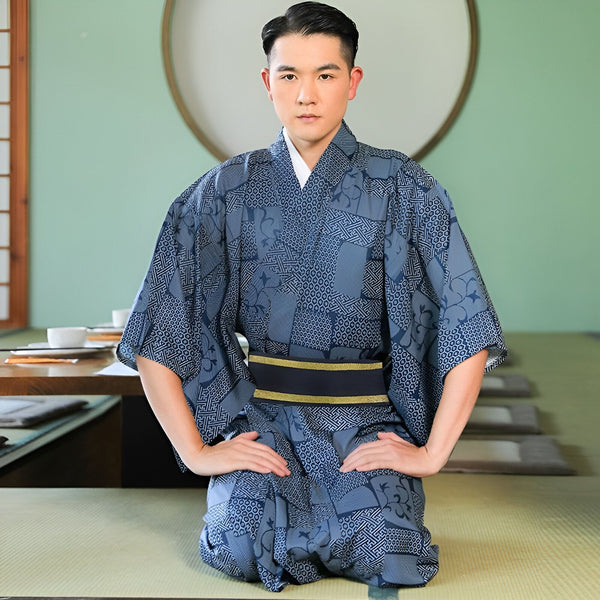 Homme portant un kimono traditionnel japonais bleu marine avec motifs et ceinture noire. Kimono pour hommes en vente.