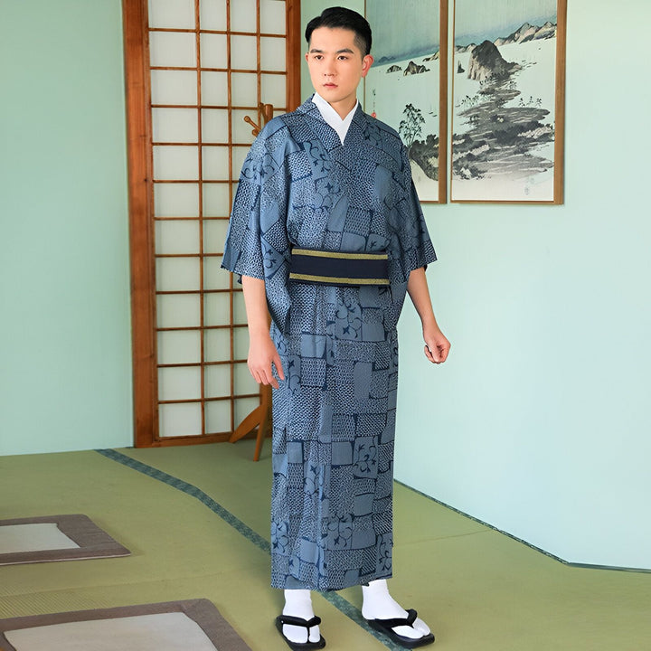 Homme portant un kimono japonais traditionnel bleu avec un motif. Vente de kimonos authentiques pour hommes et femmes. Découvrez notre collection de vêtements japonais.
