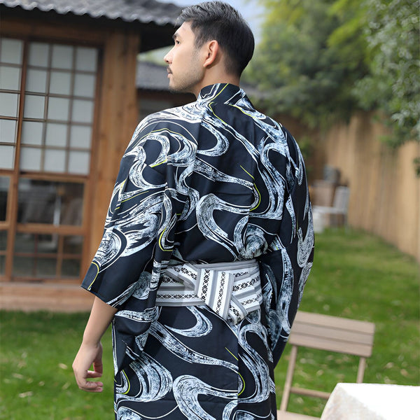 Homme portant un kimono noir avec des motifs blancs. Vente de kimonos pour hommes.