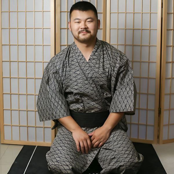 Homme asiatique portant un kimono traditionnel à motifs vagues. Vêtements japonais authentiques à vendre. Découvrez notre collection de kimonos pour hommes.