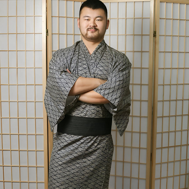 Homme portant un kimono japonais traditionnel avec motif vagues. Vêtements japonais authentiques à découvrir.