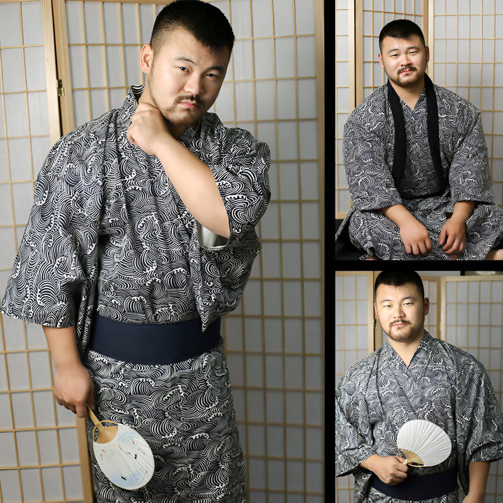 Homme portant un kimono japonais bleu marine à motifs de vagues avec une ceinture obi foncée. Vente de kimonos traditionnels et modernes.