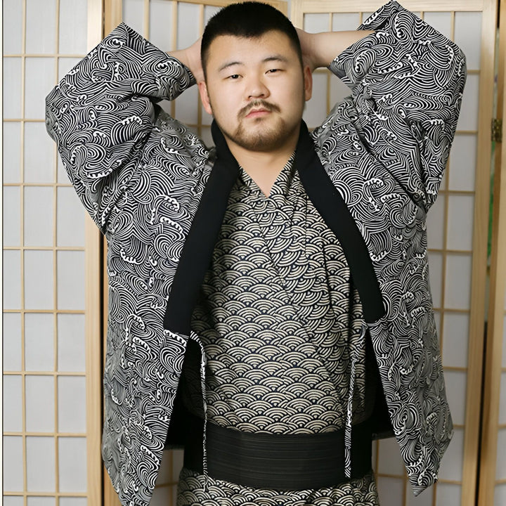 Homme portant un kimono japonais à motifs vagues noir et blanc. Vêtements traditionnels japonais à vendre.