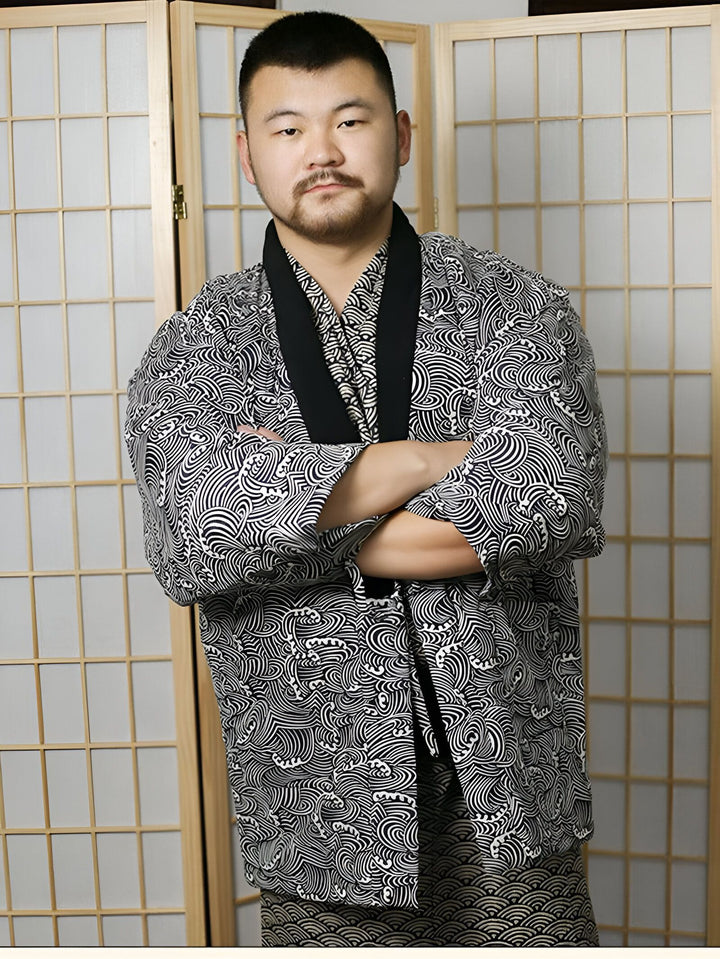 Homme portant un kimono japonais traditionnel à motifs vagues. Découvrez notre collection de kimonos authentiques.