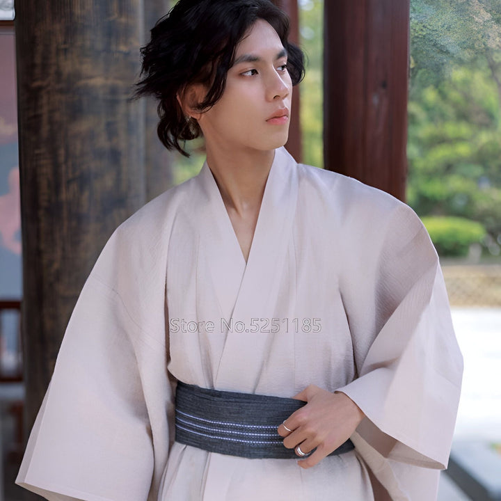 Homme portant un kimono traditionnel beige avec une ceinture obi grise. Vêtements japonais authentiques en vente.