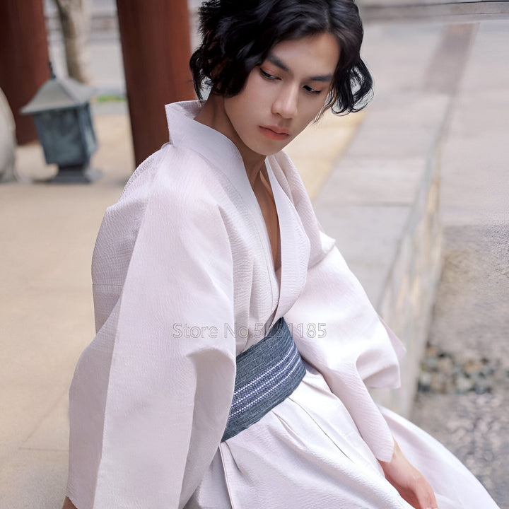 Homme portant un kimono blanc traditionnel avec une ceinture obi grise. Vêtements japonais authentiques à vendre.