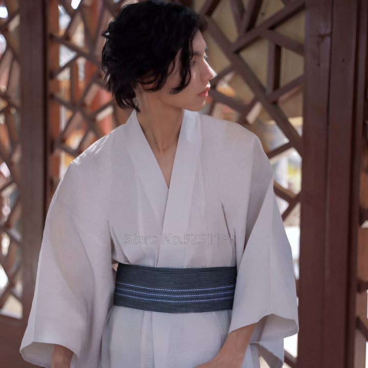 Homme portant un kimono traditionnel japonais. Vente de kimonos authentiques en ligne. Découvrez notre collection de kimonos pour hommes et femmes.