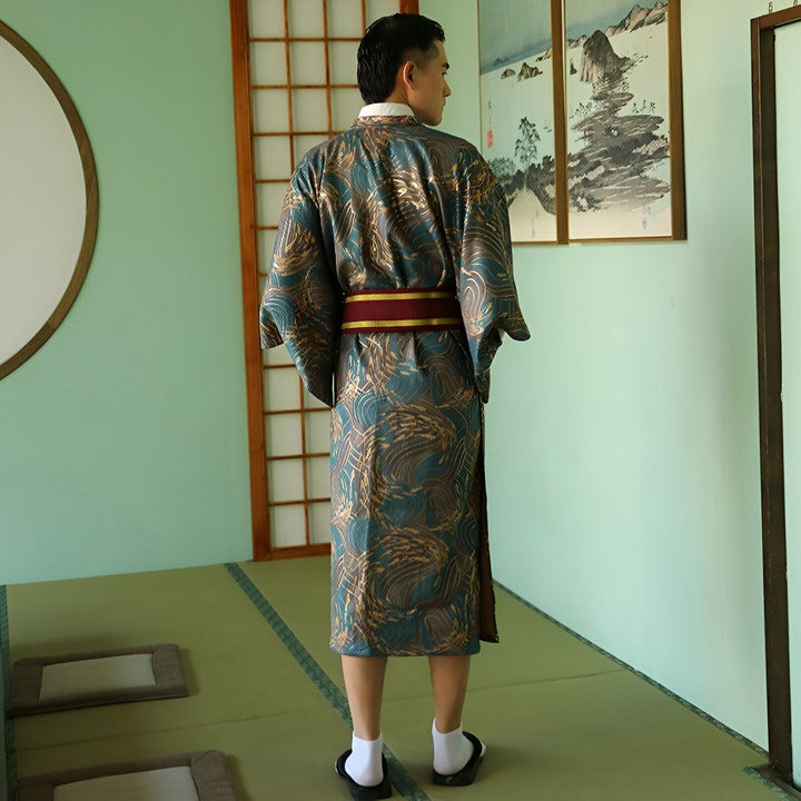 Homme portant un kimono japonais bleu et doré avec une ceinture bordeaux. Vente de kimonos pour hommes, motifs traditionnels. Boutique en ligne de vêtements japonais.